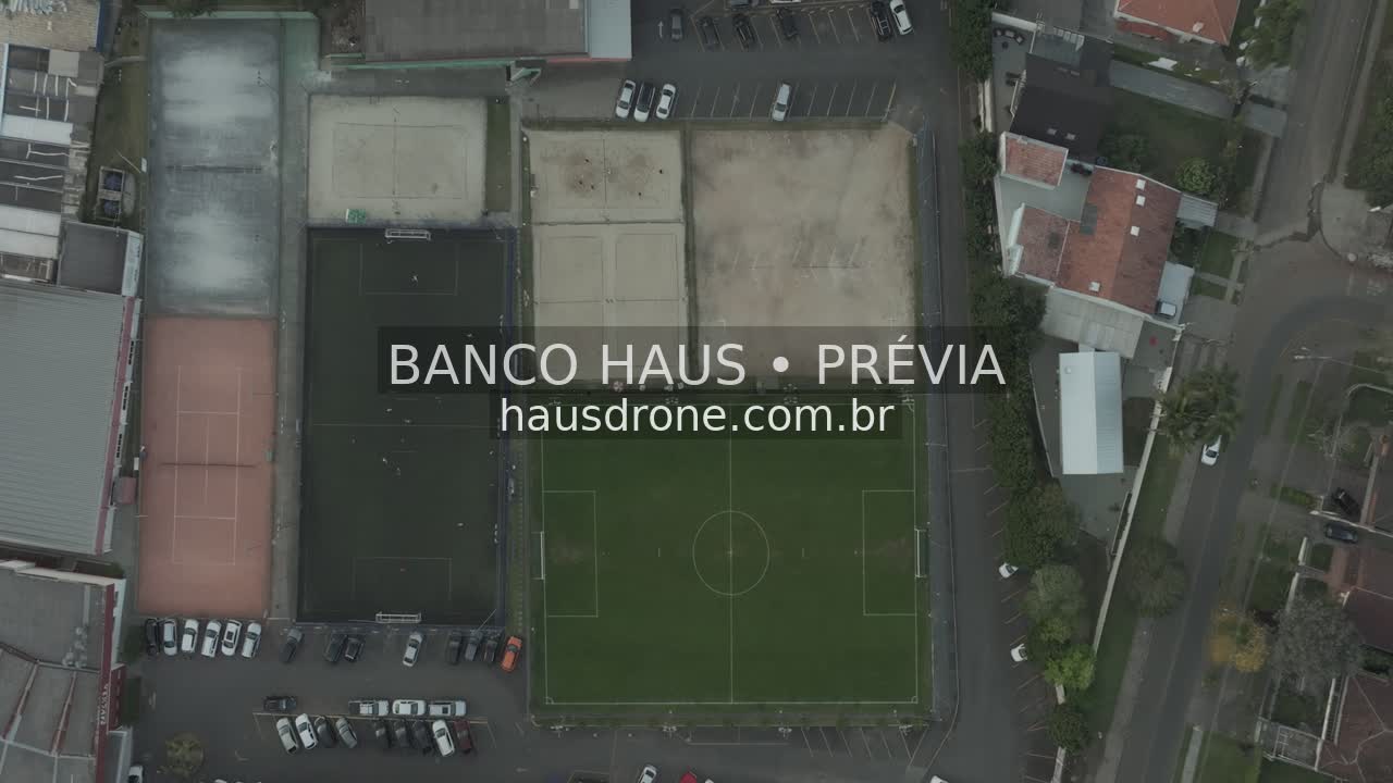 Campo esportivo e quadras no bairro — Ahú em Curitiba, Paraná.