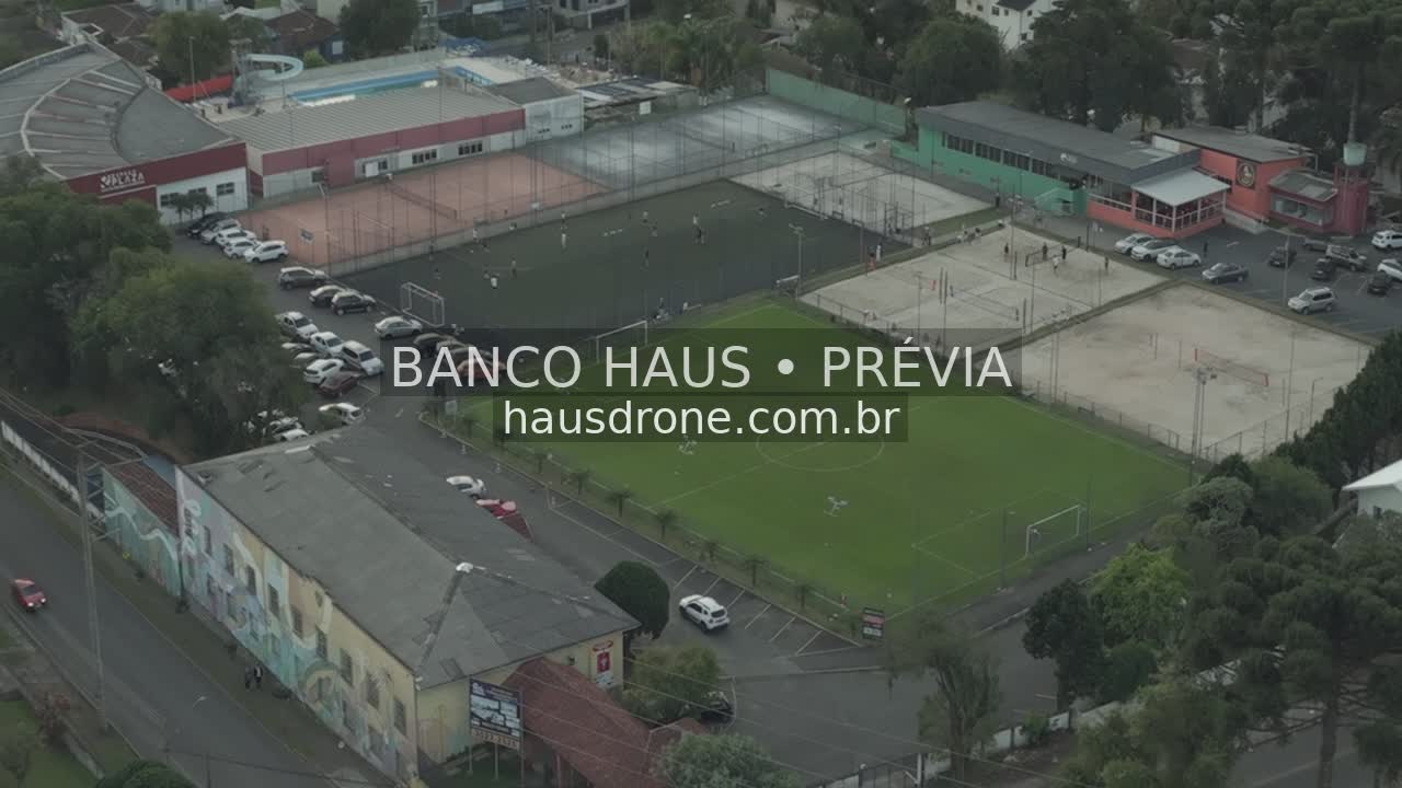 Campo esportivo e quadras no bairro — Ahú em Curitiba, Paraná.