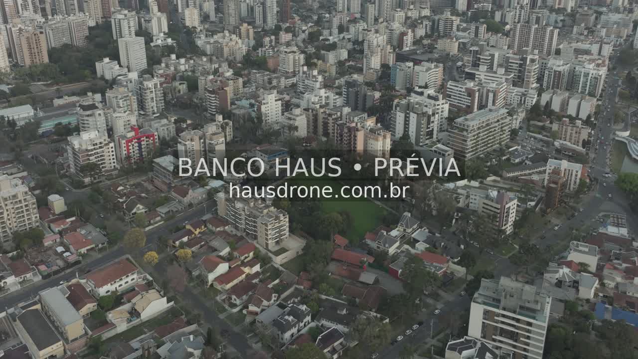 Vista urbana com ruas e edificações — Ahú em Curitiba, Paraná.
