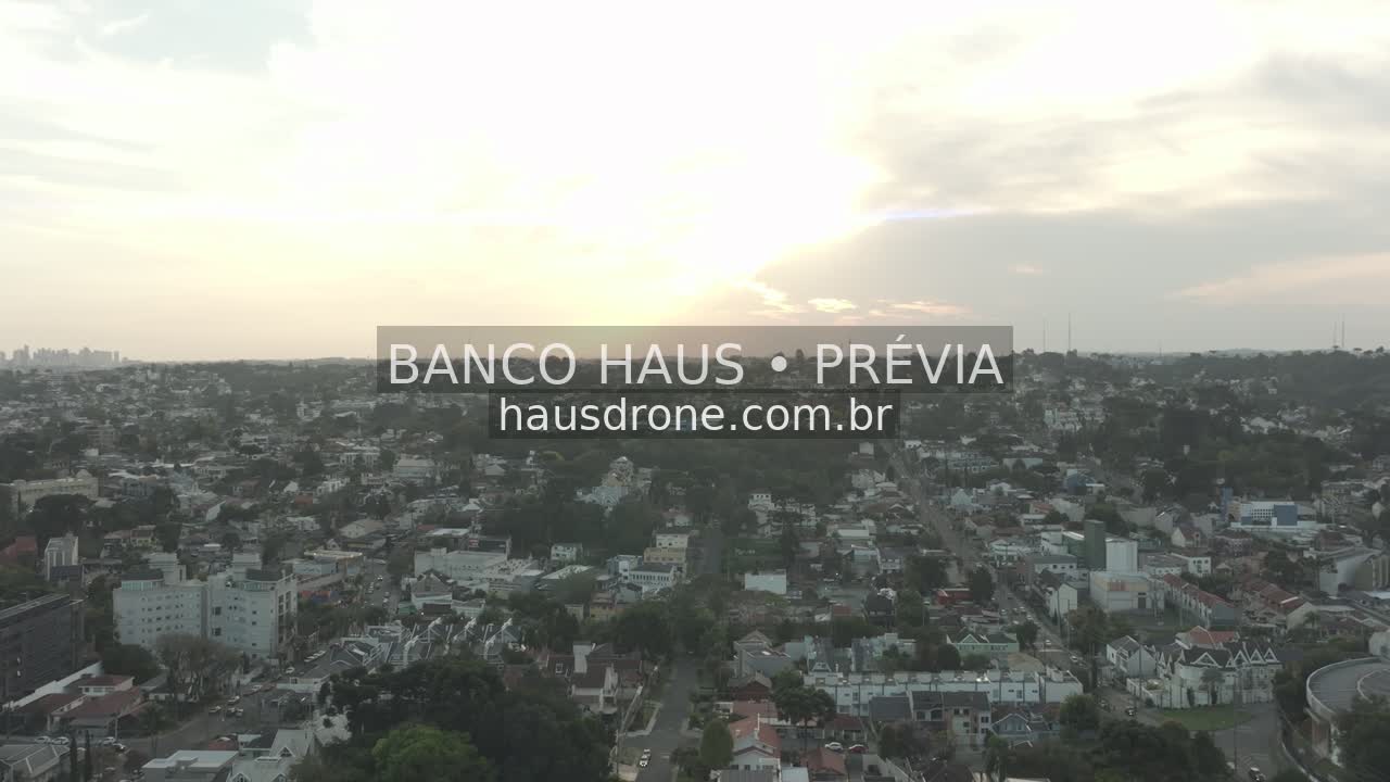 Vista urbana com ruas e edificações — Ahú em Curitiba, Paraná.