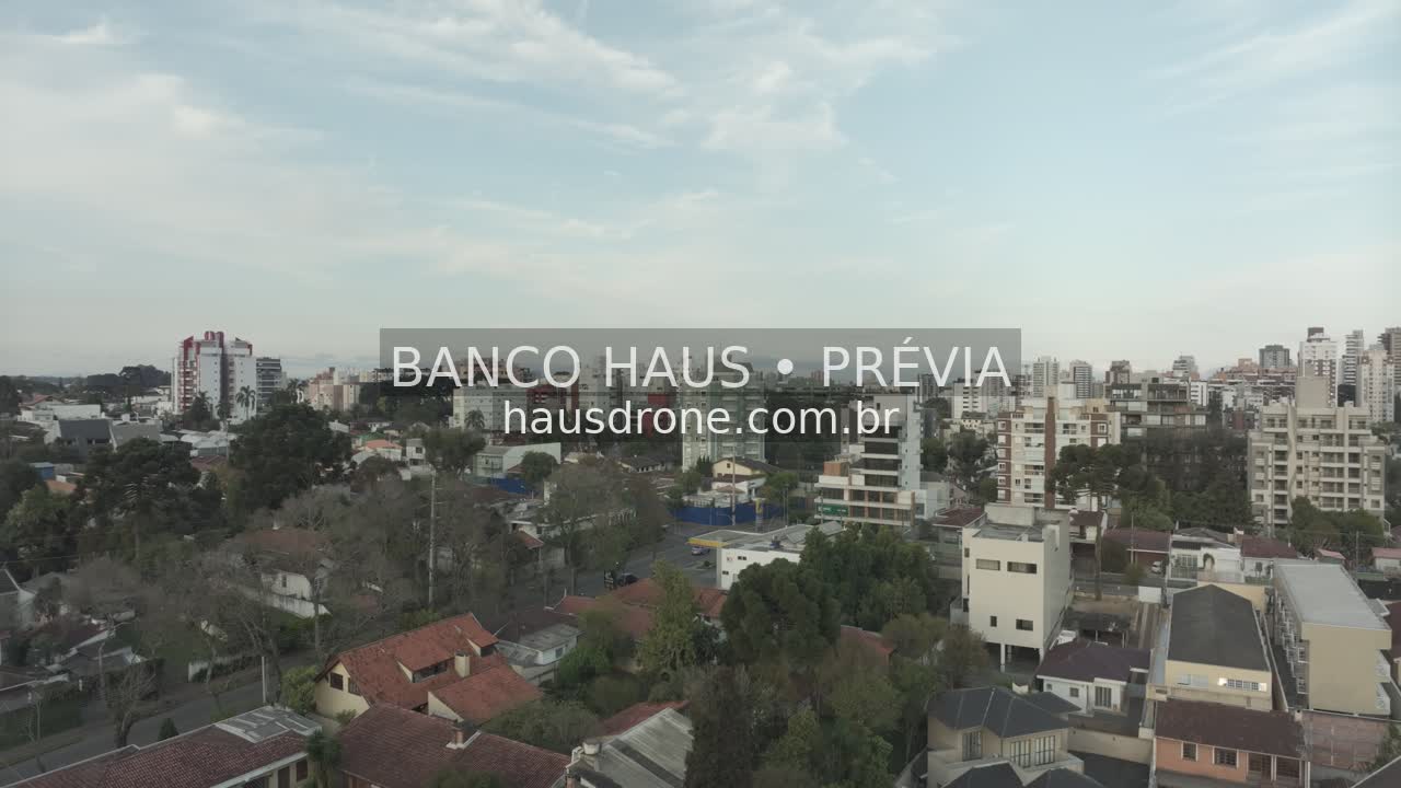 Vista urbana com ruas e edificações — Ahú em Curitiba, Paraná.