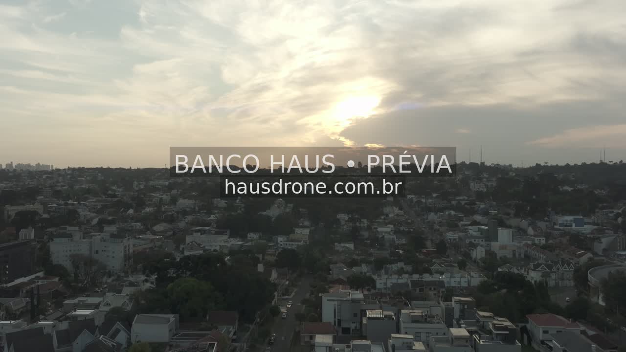 Vista urbana com ruas e edificações — Ahú em Curitiba, Paraná.