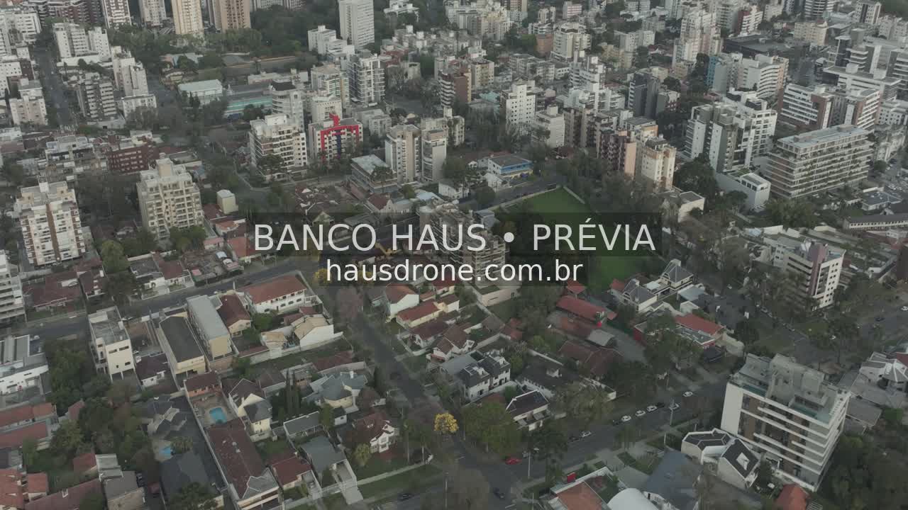 Vista urbana com ruas e edificações — Ahú em Curitiba, Paraná.