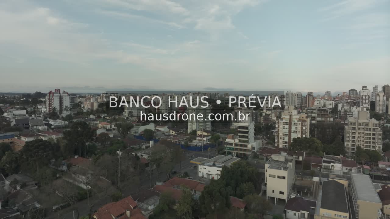 Vista urbana com ruas e edificações — Ahú em Curitiba, Paraná.