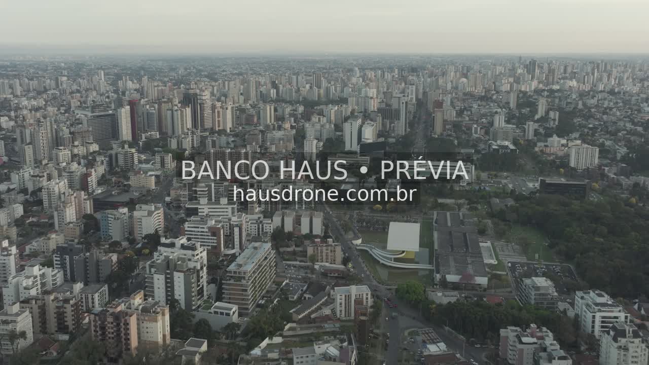Vista urbana com ruas e edificações — Ahú em Curitiba, Paraná.