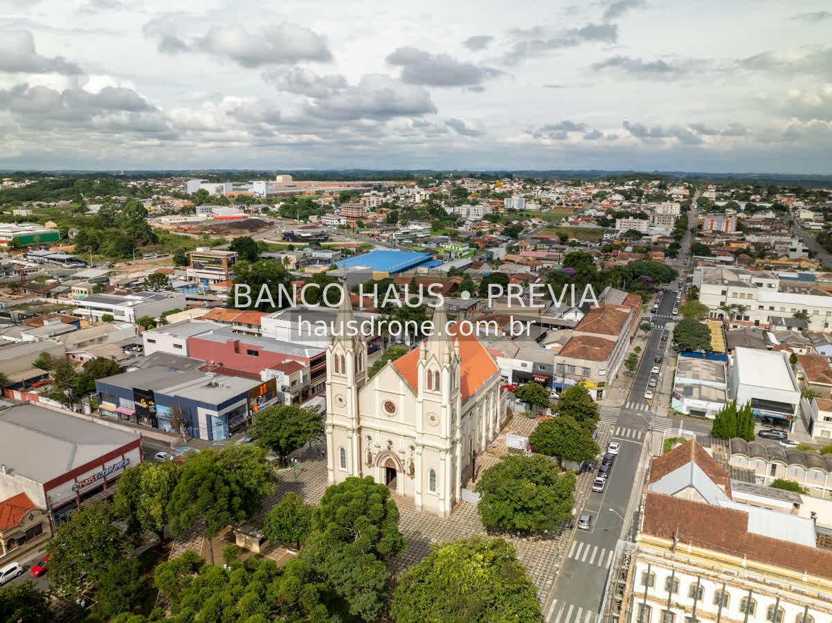 Igreja e centro urbano em vista aérea — Campo Largo, Paraná, Paraná.