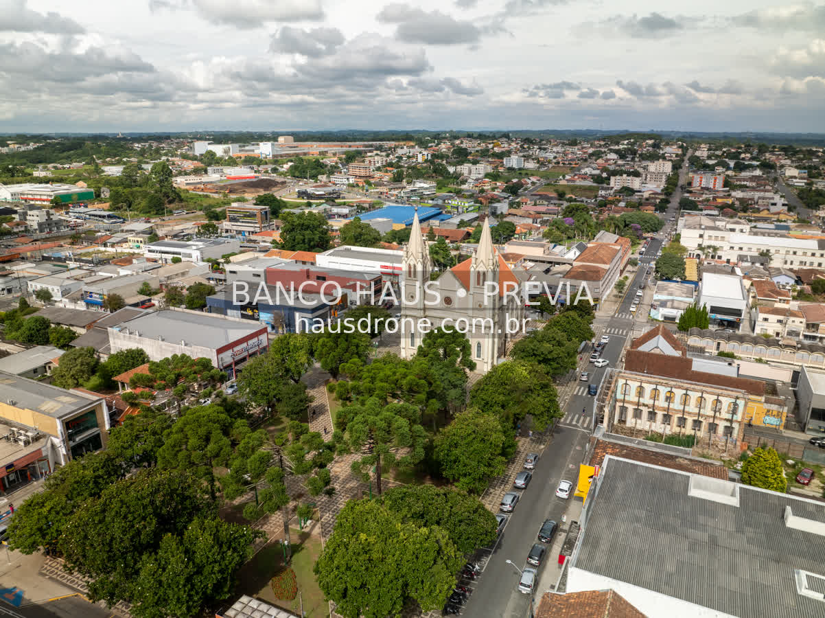 Igreja e centro urbano em vista aérea — Campo Largo, Paraná, Paraná.