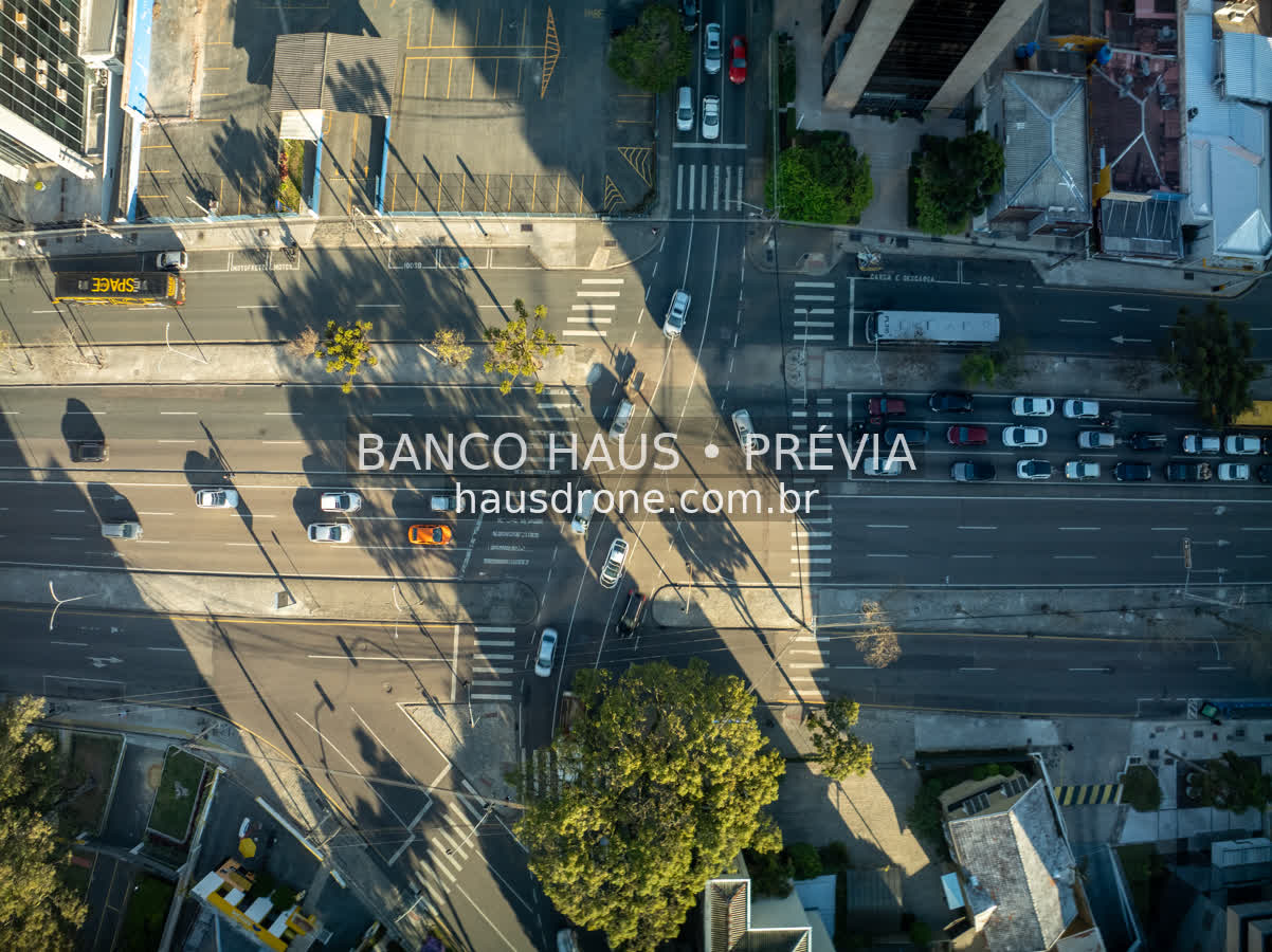 Cruzamento e vias urbanas vistos de cima — Centro Cívico em Curitiba, Paraná.