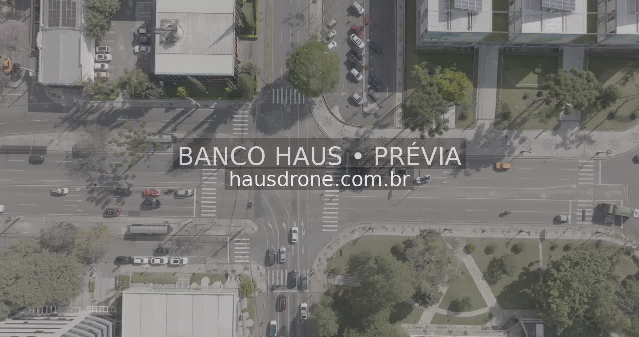 Cruzamento e vias urbanas vistos de cima — Centro Cívico em Curitiba, Paraná.