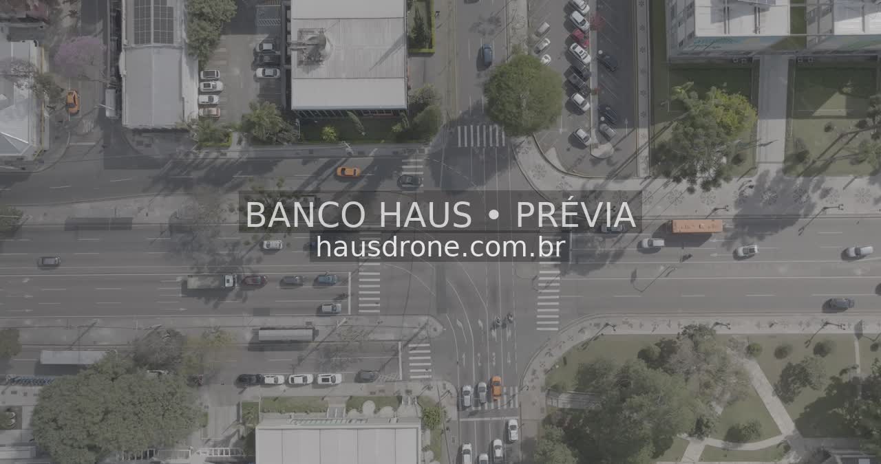 Cruzamento e vias urbanas vistos de cima — Centro Cívico em Curitiba, Paraná.