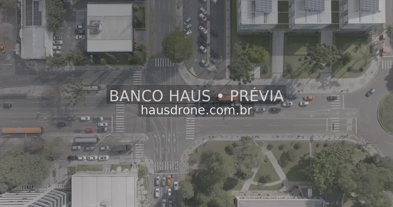 Cruzamento e vias urbanas vistos de cima — Centro Cívico em Curitiba, Paraná.