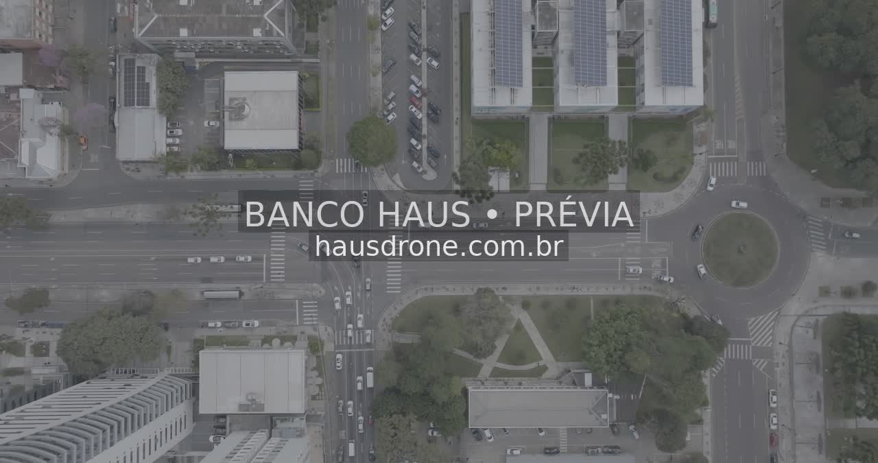 Cruzamento e vias urbanas vistos de cima — Centro Cívico em Curitiba, Paraná.
