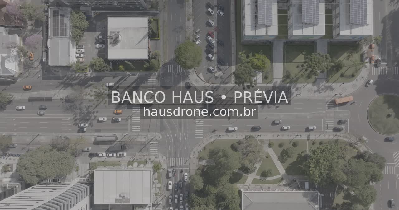 Cruzamento e vias urbanas vistos de cima — Centro Cívico em Curitiba, Paraná.