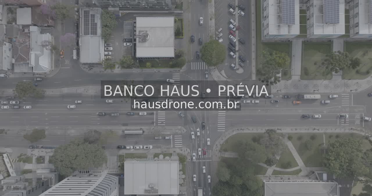 Cruzamento e vias urbanas vistos de cima — Centro Cívico em Curitiba, Paraná.