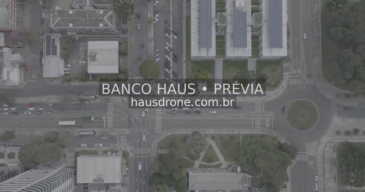 Cruzamento e vias urbanas vistos de cima — Centro Cívico em Curitiba, Paraná.