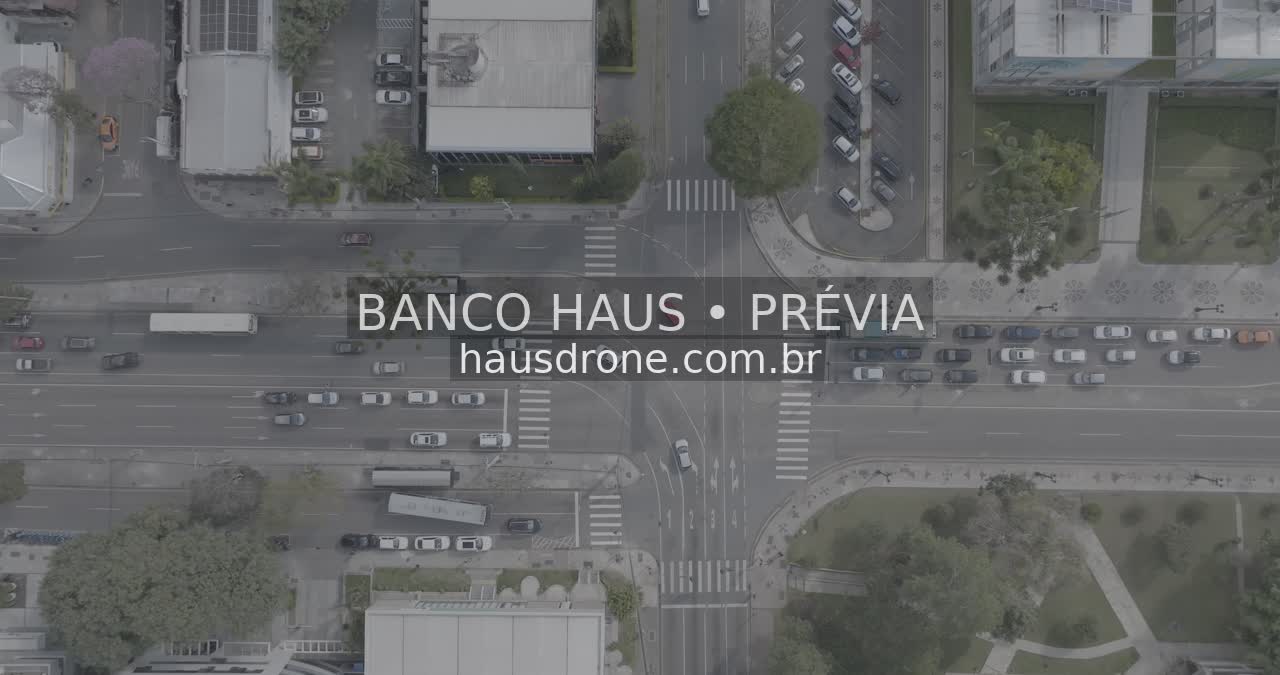 Cruzamento e vias urbanas vistos de cima — Centro Cívico em Curitiba, Paraná.