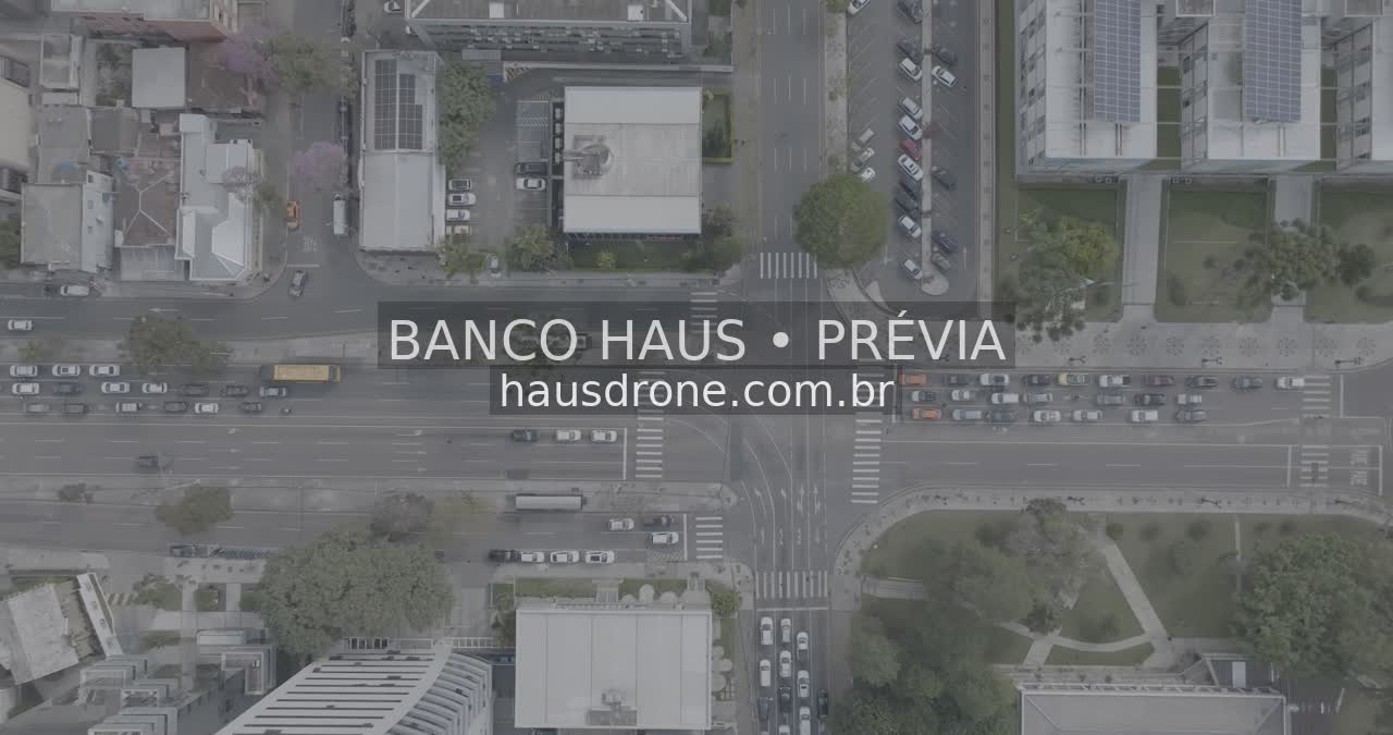 Cruzamento e vias urbanas vistos de cima — Centro Cívico em Curitiba, Paraná.