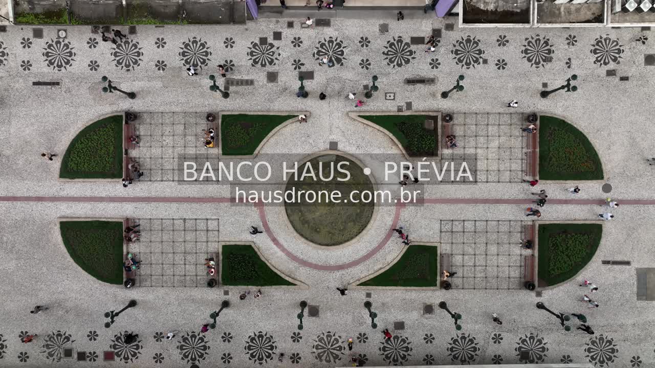 Desenhos do pavimento e pedestres vistos de cima — Centro de Curitiba, Paraná.