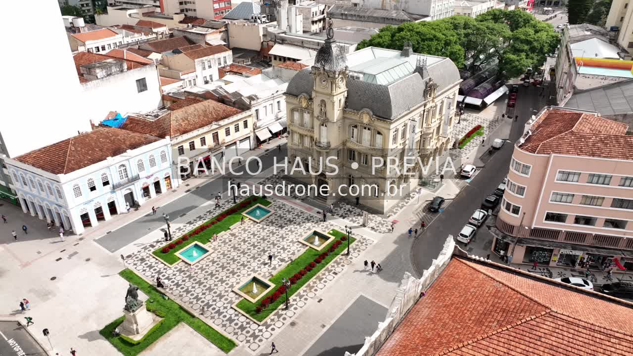 Edificações históricas e praça em vista aérea — Centro de Curitiba, Paraná.