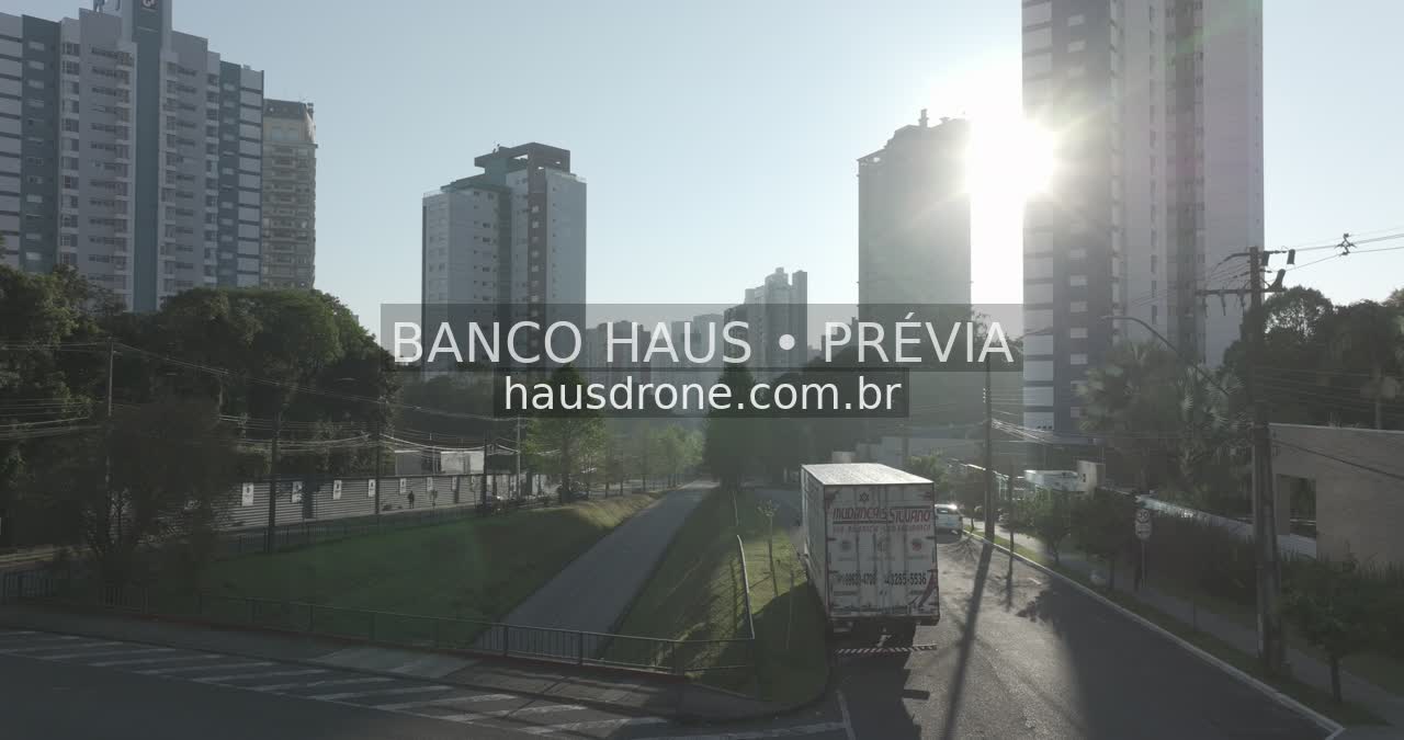 Avenida e paisagem urbana — Ecoville em Curitiba, Paraná.