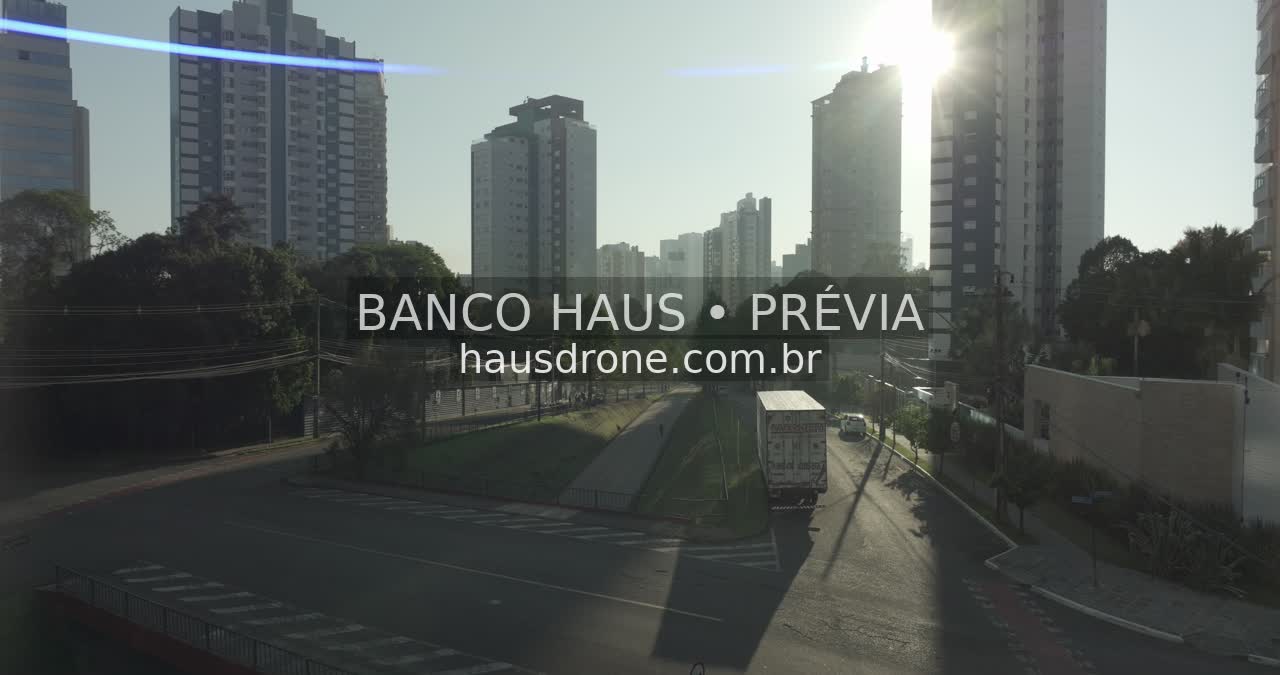 Avenida e paisagem urbana — Ecoville em Curitiba, Paraná.