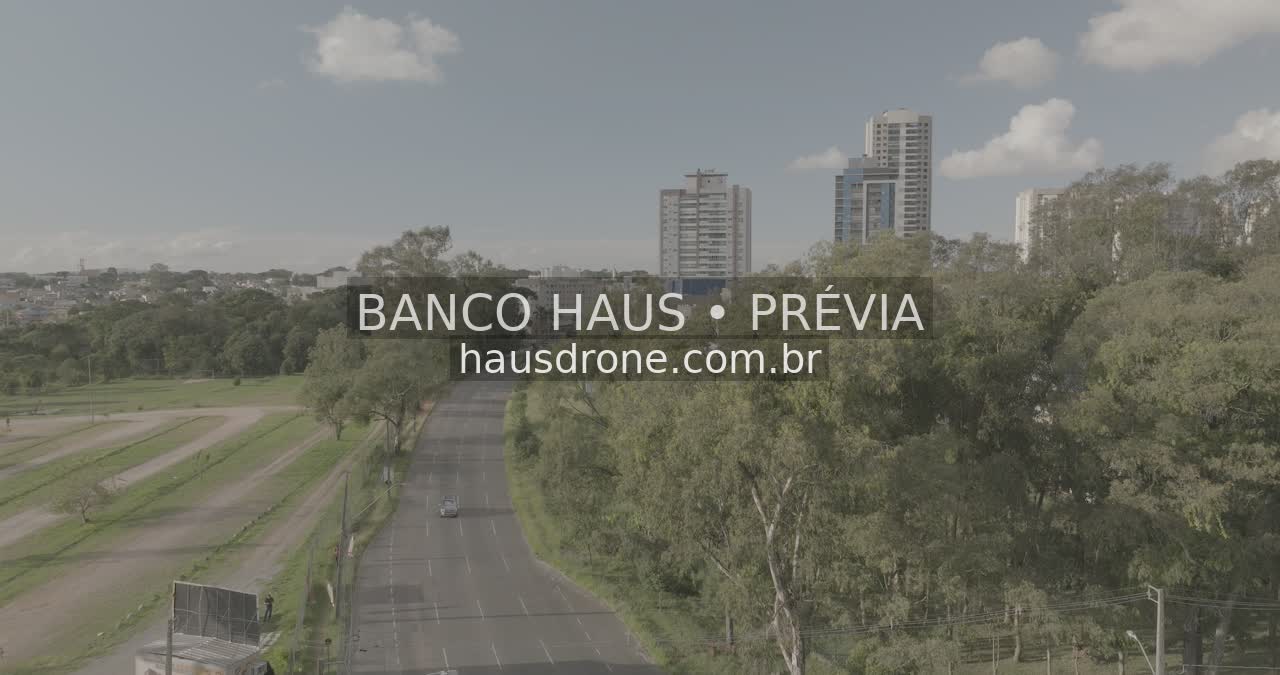 Avenida e paisagem urbana — Ecoville em Curitiba, Paraná.
