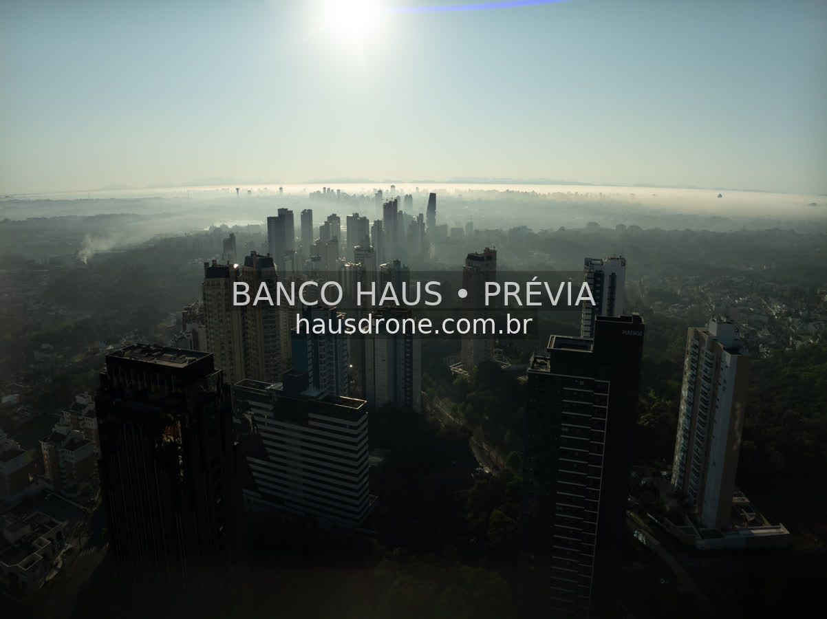 Edifícios e áreas verdes em vista aérea — Ecoville em Curitiba, Paraná.