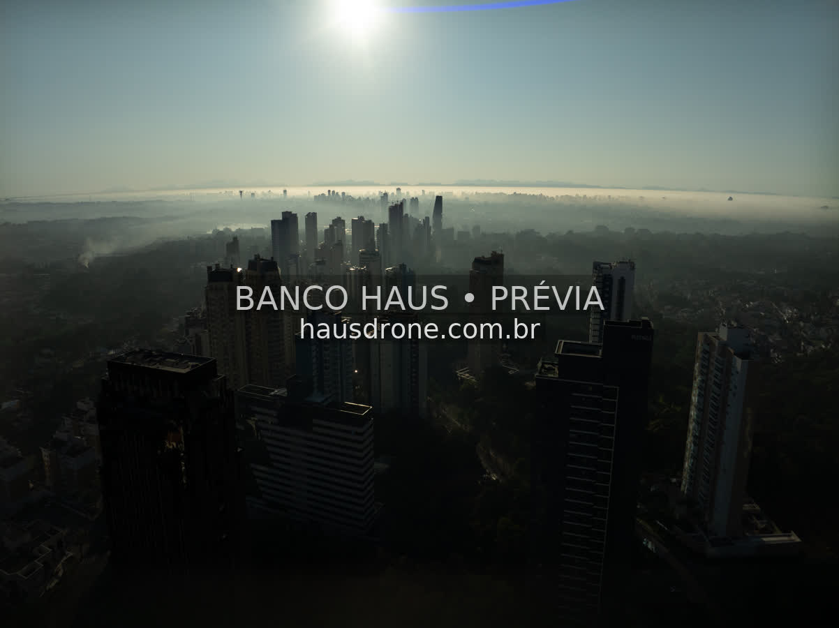 Edifícios e áreas verdes em vista aérea — Ecoville em Curitiba, Paraná.