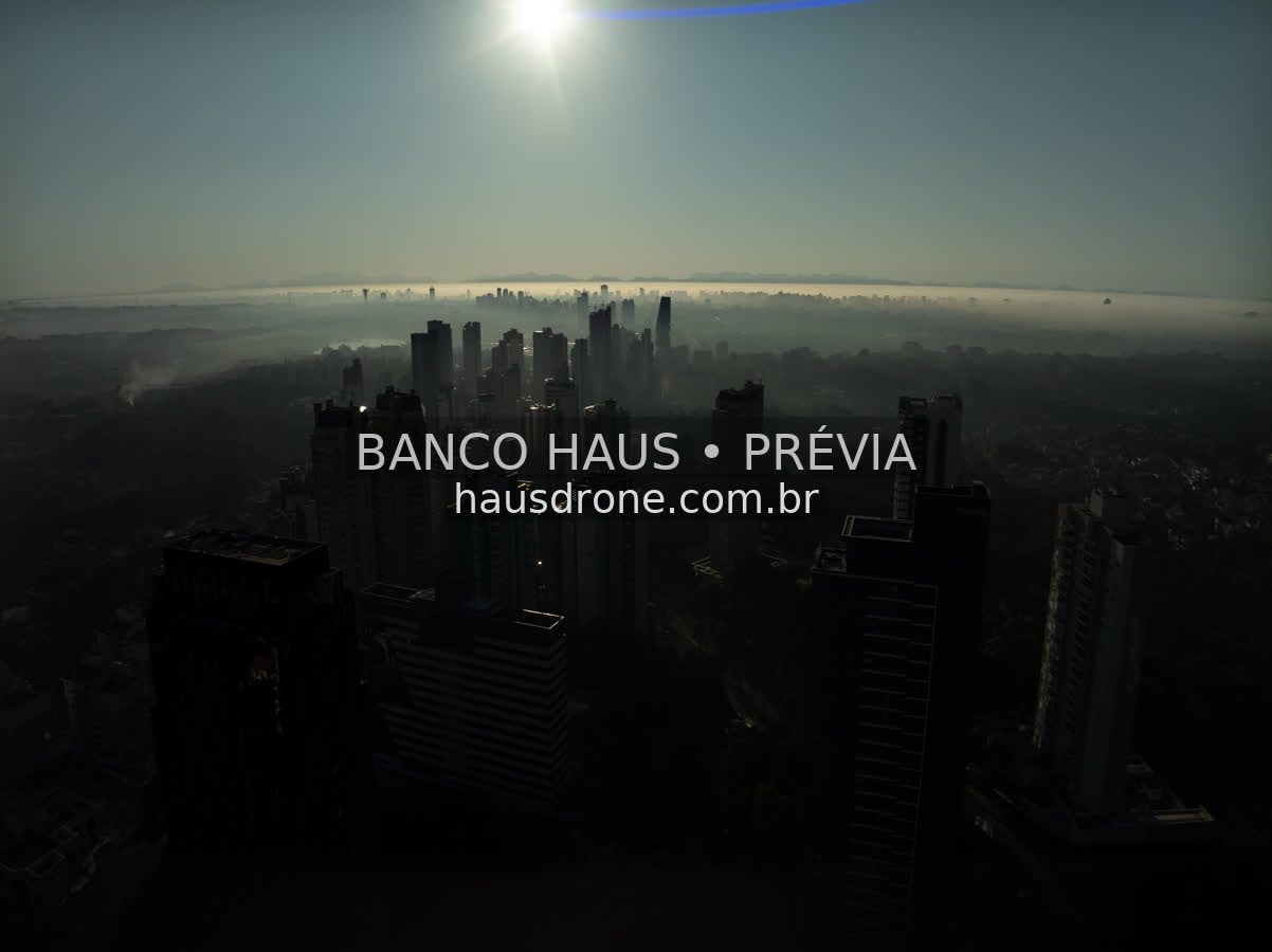 Edifícios e áreas verdes em vista aérea — Ecoville em Curitiba, Paraná.