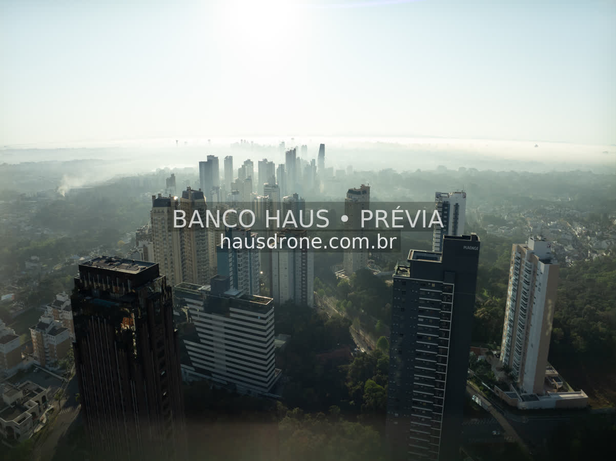 Edifícios e áreas verdes em vista aérea — Ecoville em Curitiba, Paraná.