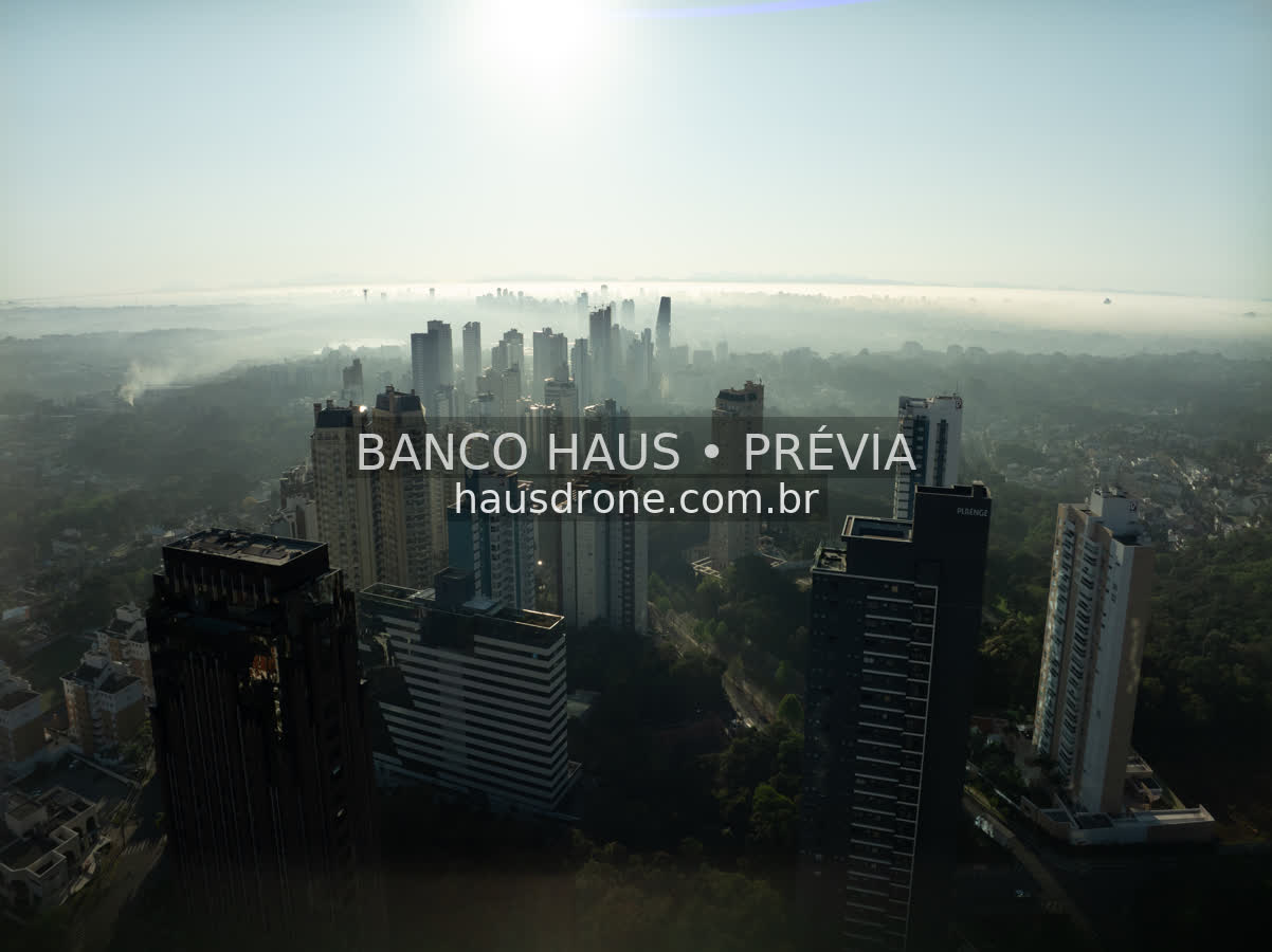 Edifícios e áreas verdes em vista aérea — Ecoville em Curitiba, Paraná.