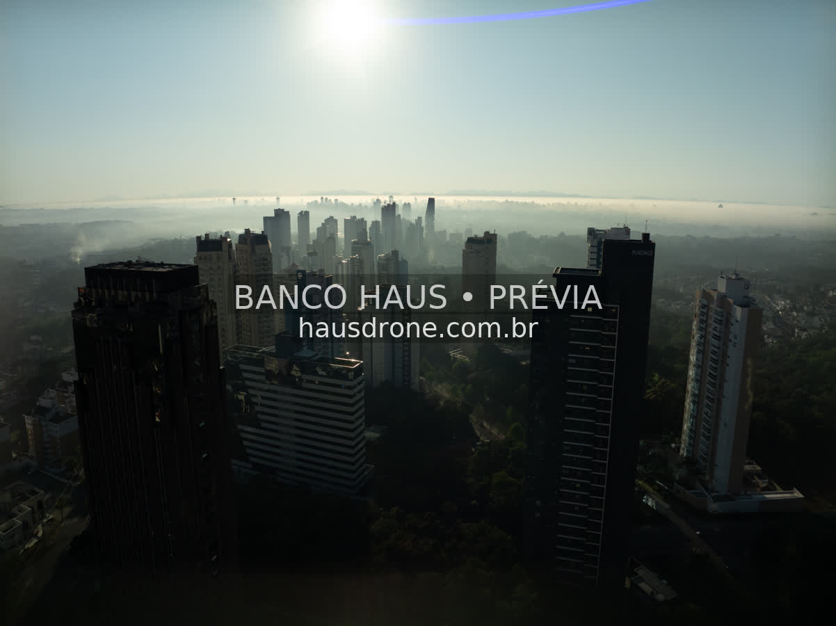 Edifícios e áreas verdes em vista aérea — Ecoville em Curitiba, Paraná.