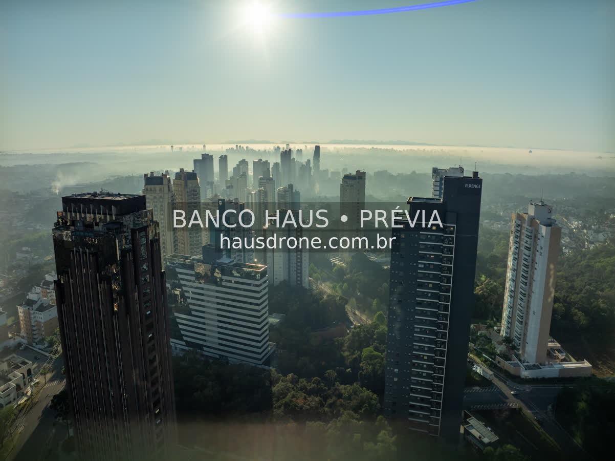 Edifícios e áreas verdes em vista aérea — Ecoville em Curitiba, Paraná.