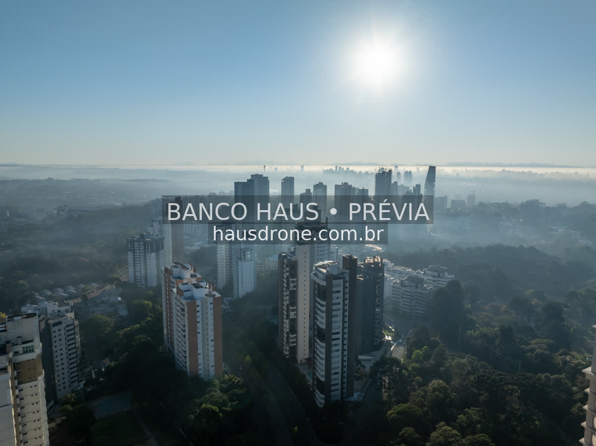 Edifícios e áreas verdes em vista aérea — Ecoville em Curitiba, Paraná.