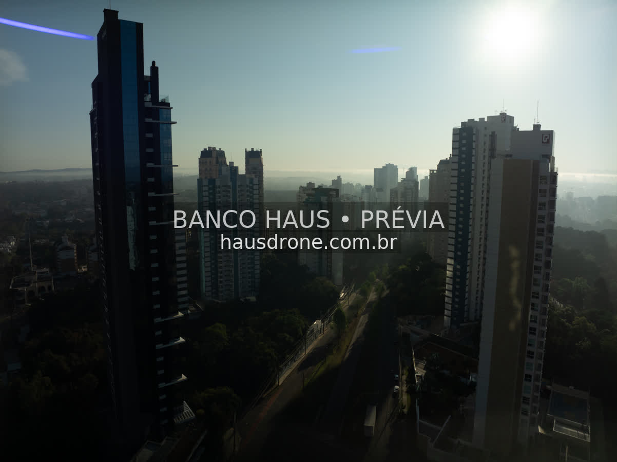 Edifícios e áreas verdes em vista aérea — Ecoville em Curitiba, Paraná.