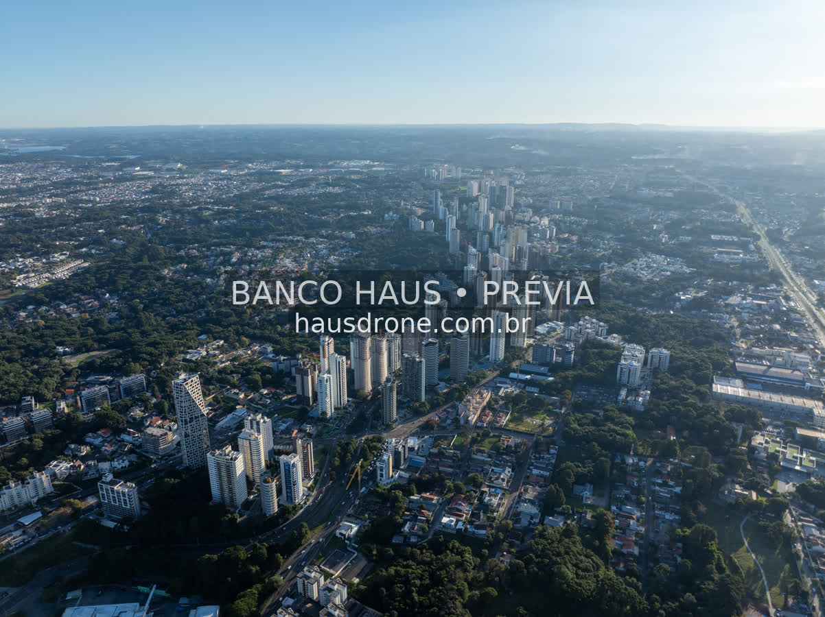 Edifícios e áreas verdes em vista aérea — Ecoville em Curitiba, Paraná.