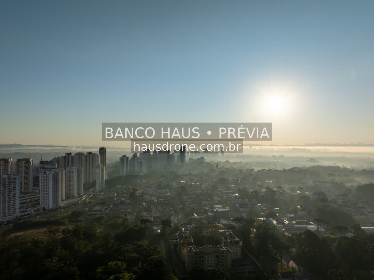 Edifícios e áreas verdes em vista aérea — Ecoville em Curitiba, Paraná.