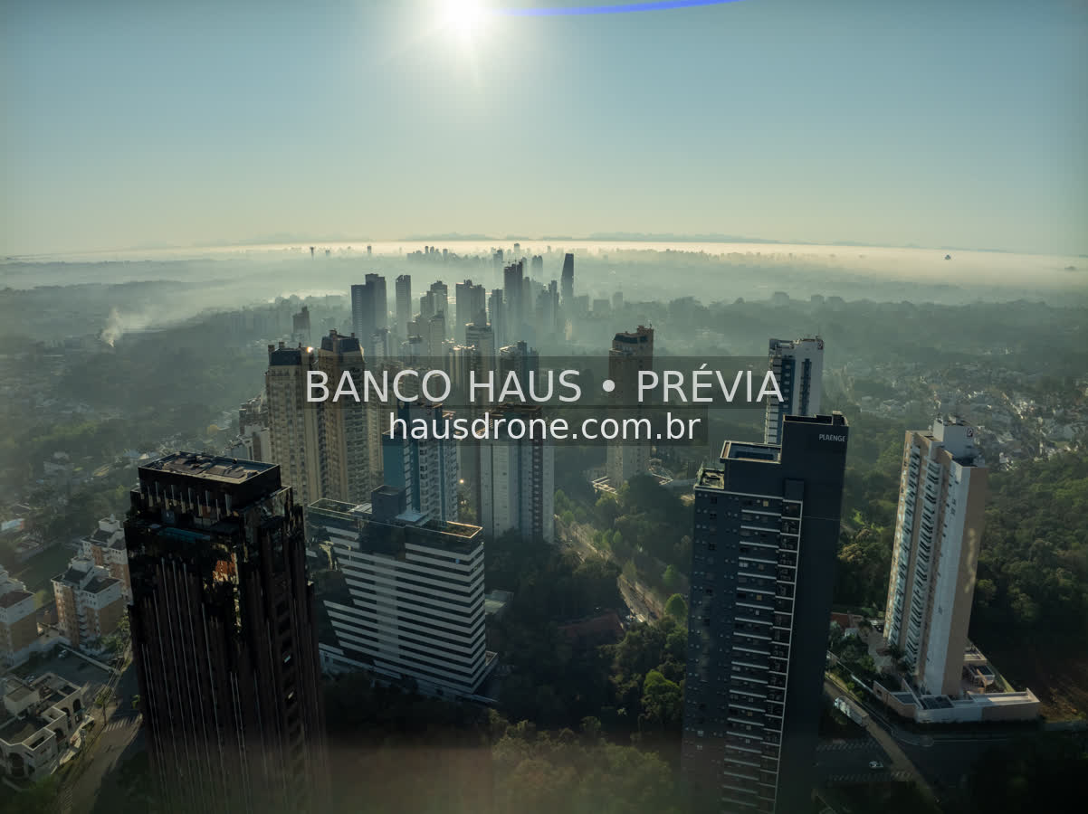 Edifícios e áreas verdes em vista aérea — Ecoville em Curitiba, Paraná.