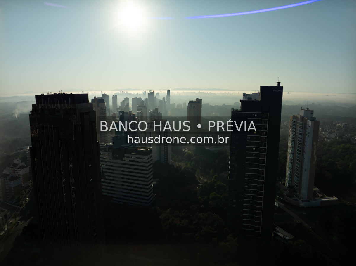 Edifícios e áreas verdes em vista aérea — Ecoville em Curitiba, Paraná.