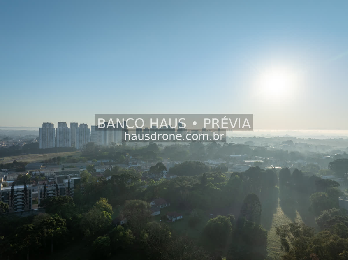 Edifícios e áreas verdes em vista aérea — Ecoville em Curitiba, Paraná.