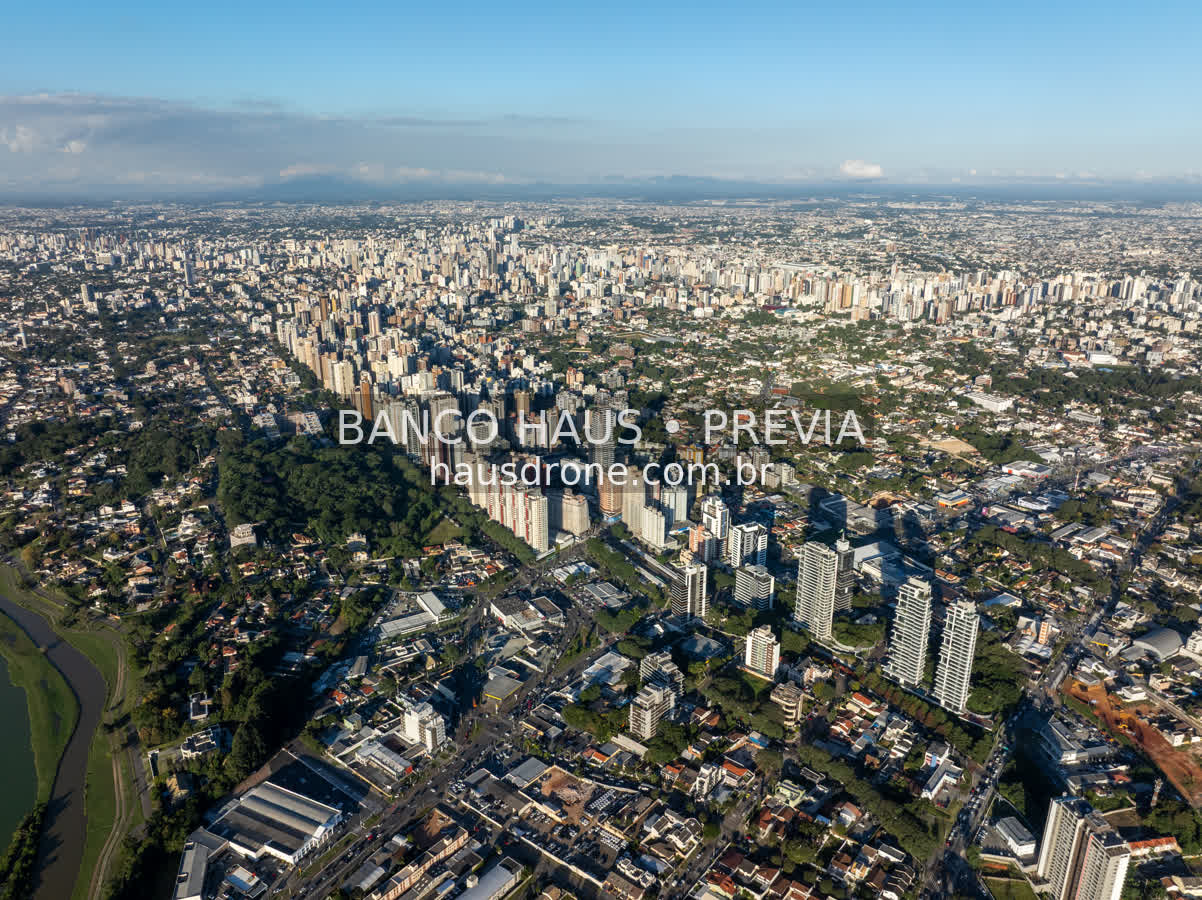 Edifícios e áreas verdes em vista aérea — Ecoville em Curitiba, Paraná.