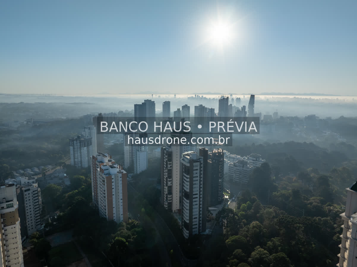 Edifícios e áreas verdes em vista aérea — Ecoville em Curitiba, Paraná.