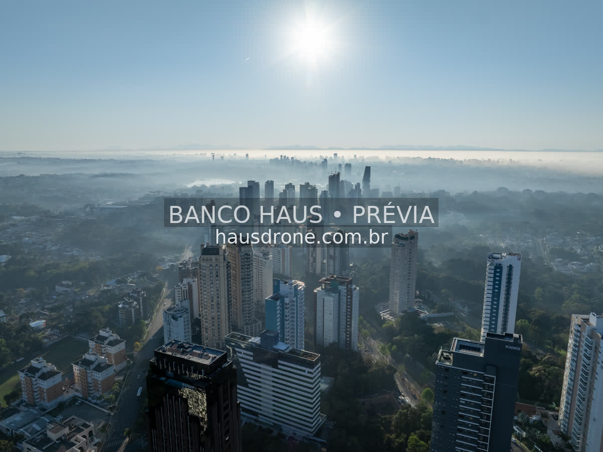 Edifícios e áreas verdes em vista aérea — Ecoville em Curitiba, Paraná.