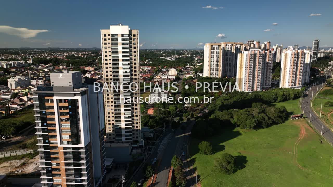 Edifícios e áreas verdes em vista aérea — Ecoville em Curitiba, Paraná.