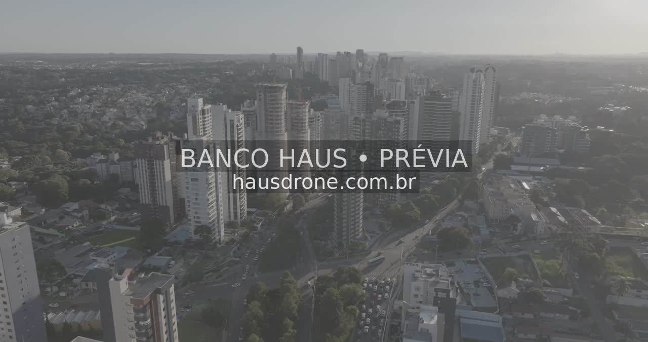 Edifícios e áreas verdes em vista aérea — Ecoville em Curitiba, Paraná.