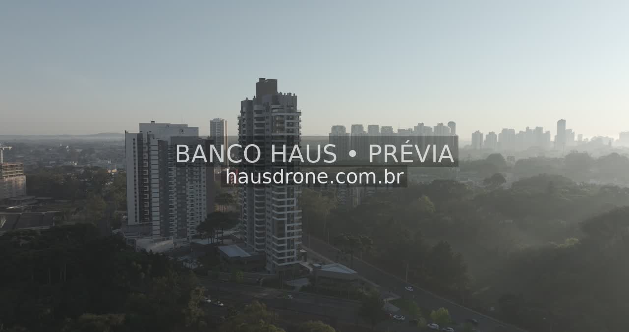 Edifícios e áreas verdes em vista aérea — Ecoville em Curitiba, Paraná.