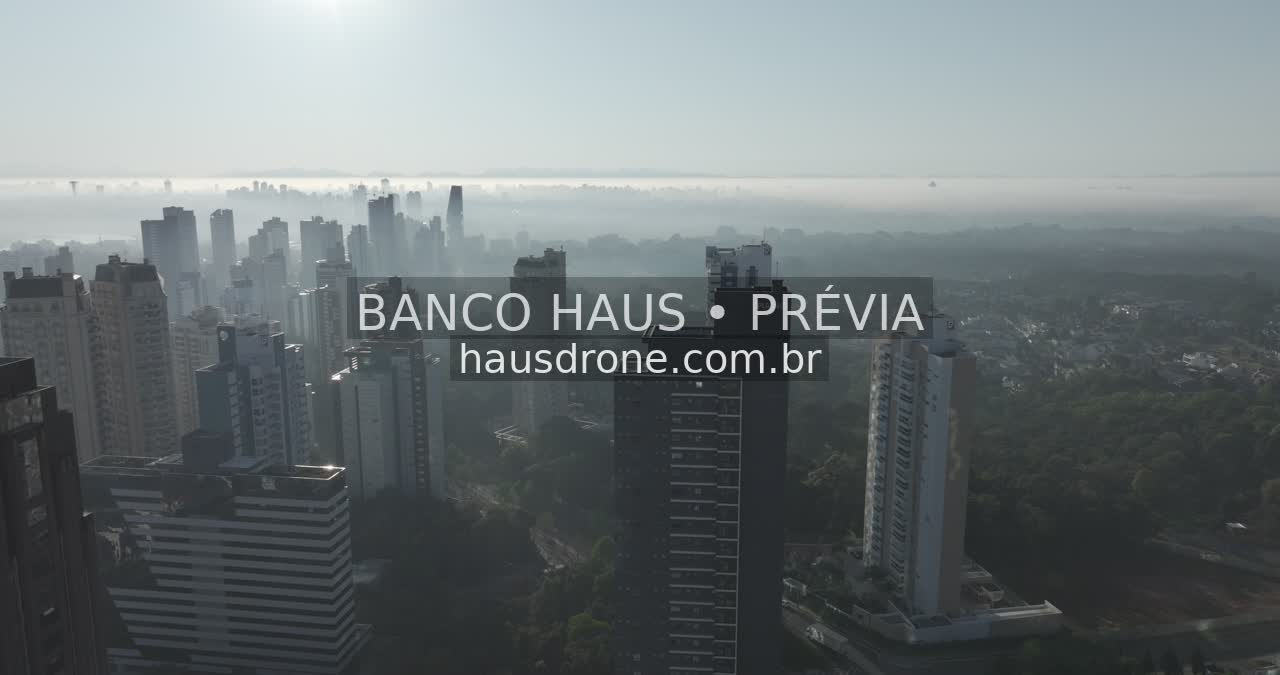 Edifícios e áreas verdes em vista aérea — Ecoville em Curitiba, Paraná.
