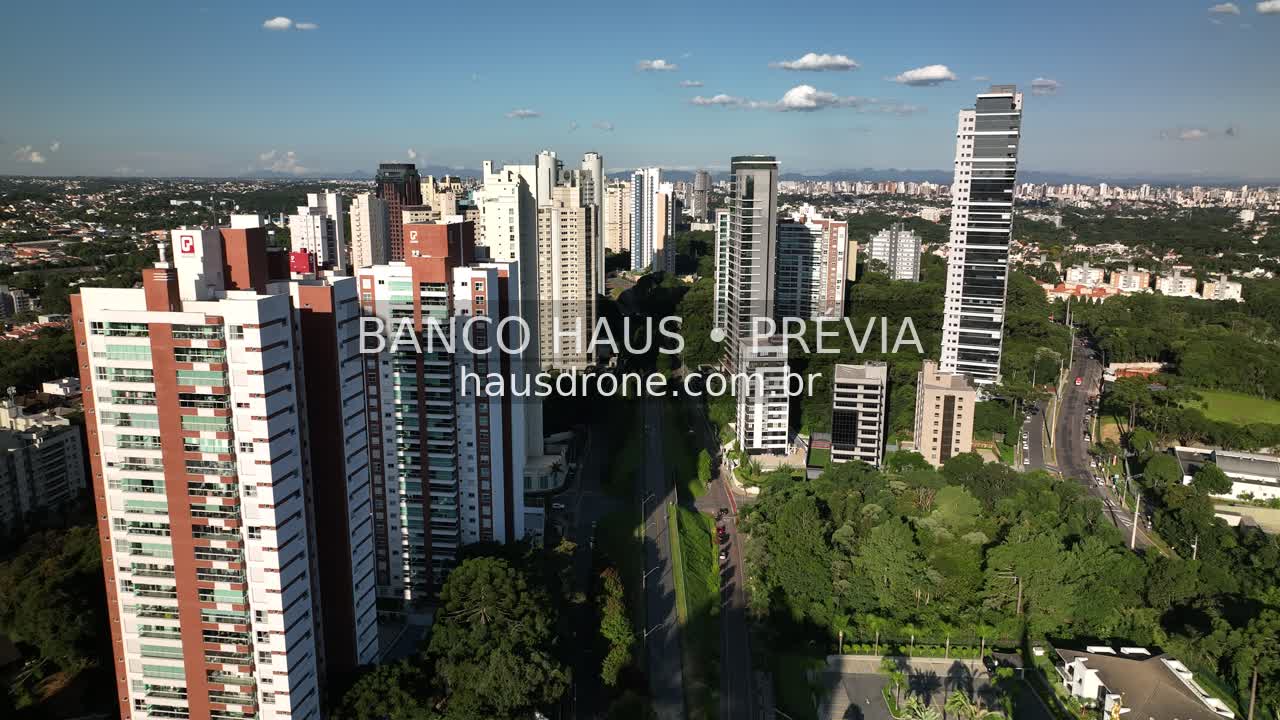 Edifícios e áreas verdes em vista aérea — Ecoville em Curitiba, Paraná.