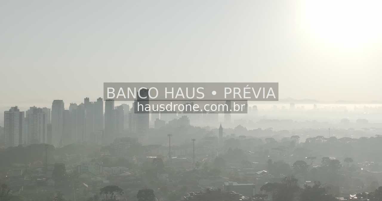 Edifícios e áreas verdes em vista aérea — Ecoville em Curitiba, Paraná.