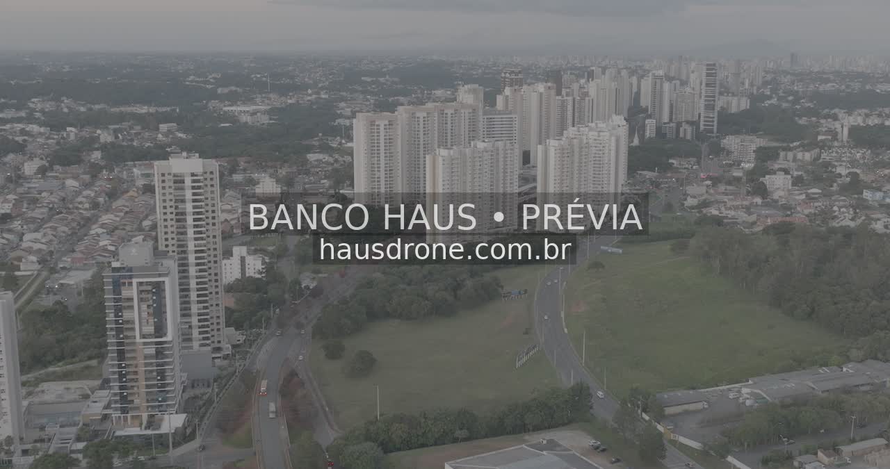 Edifícios e áreas verdes em vista aérea — Ecoville em Curitiba, Paraná.